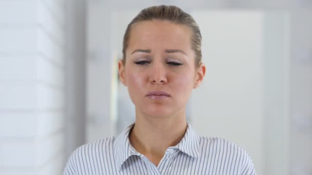 Портрет печальной женщины в офисе — стоковое видео