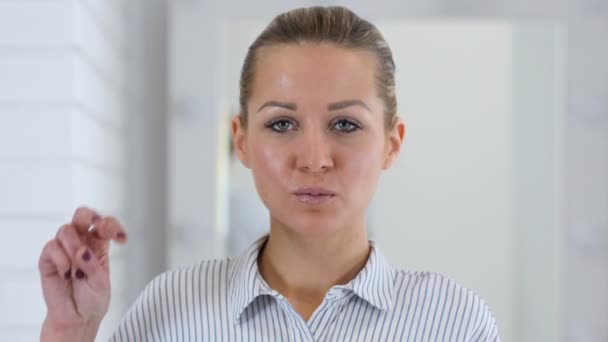 Overwinning gebaar, portret van de vrouw in Office — Stockvideo