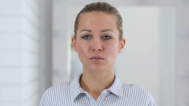 OK geste, Portrait de femme au bureau — Video