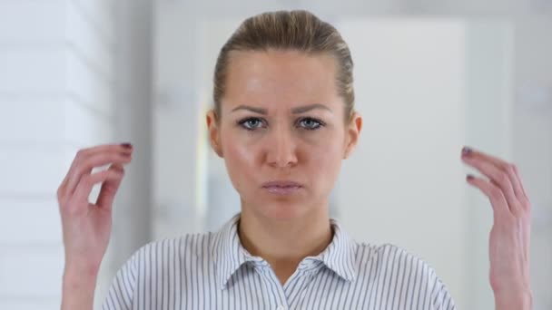 Boze vrouw portret in Office, vechten — Stockvideo