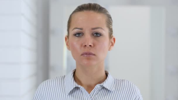 Searching, Woman Portrait in Office — Stock Video