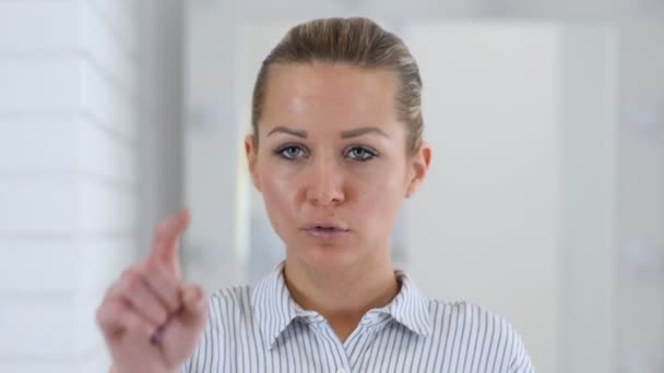 Kamera, kadın portre ofiste doğru işaret — Stok video