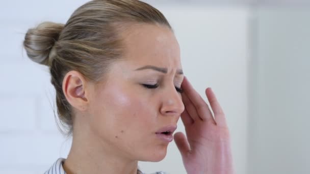 Cefaleias, mulher perturbada Close Up — Vídeo de Stock