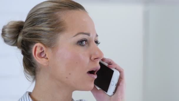 Telefonema Conversa, Mulher Face Close Up — Vídeo de Stock