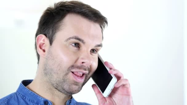Homme parlant au téléphone, Gros plan — Video