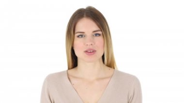 Sinir bozucu gergin kadın, beyaz arka plan