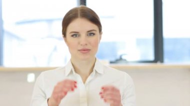 Baş ağrısı, gergin kadın ofiste