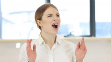 Kadın ofiste çığlık