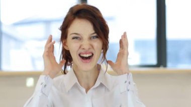 Diye bağıran kadın ofiste