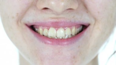 Kız gülümseyerek yakın çekim