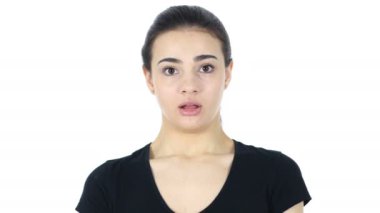Beyaz arka planda şok olmuş bir kadın