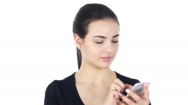Smartphone, beyaz arka plan üzerinde Internet tarama