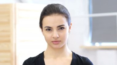 Kamera doğru işaret eden kadın