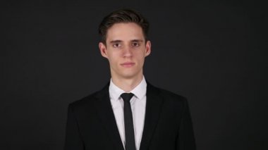 İşadamı, koyu siyah arka plan portresi