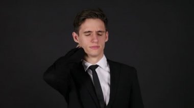 Boyun ağrı, yorgun işadamı, koyu siyah arka plan