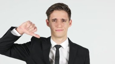 Başparmak aşağı işadamı, beyaz arka plan tarafından