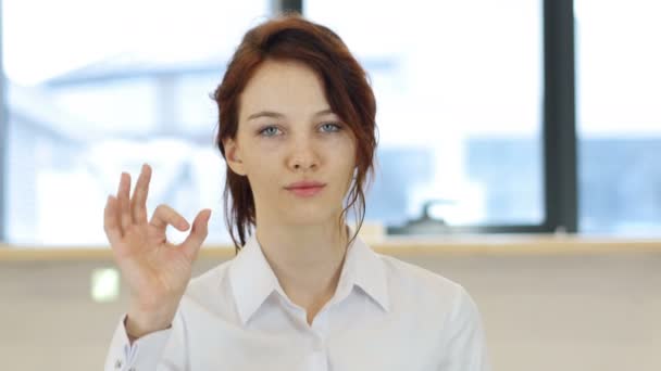 Okay Gesture, Woman in Office — Stock Video