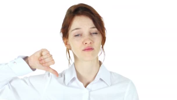 Palec dolů, zrzavé vlasy žena na bílém pozadí — Stock video