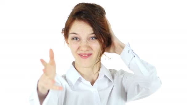 Mujer cabellera roja enojada, fondo blanco — Vídeos de Stock