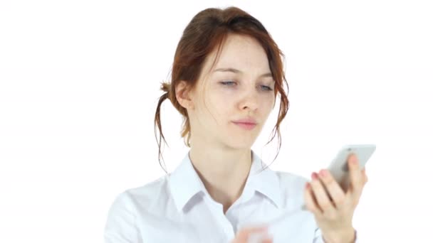 Nő szemöldök-on Smartphone, fehér háttér — Stock videók