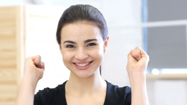 Celebrando a la mujer emocionada en el cargo — Vídeos de Stock