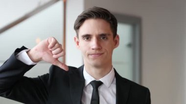 Ofiste genç işadamı işaretiyle Tamam, Ok