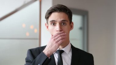 Şok, ofiste hayrete işadamı