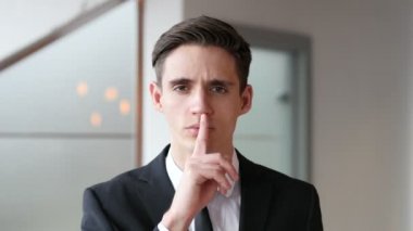 Sessizlik, ofiste dudaklarında parmak