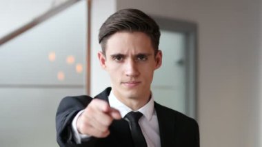 Office kamerada doğru işaret