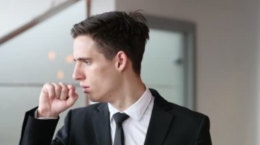 Öksürük, öksürük ofiste hasta iş adamı