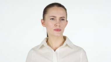 Dikkatle, beyaz arka plan dinleme kadın