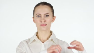 Kadın, beyaz arka plan olarak el yapımı kalp