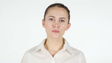 Kameraya, beyaz arka plan işaret eden kadın