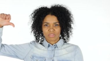 Başparmak aşağı beyaz arka planda siyah kadın tarafından