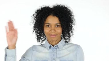 Merhaba jest el sallayarak siyah kadın tarafından