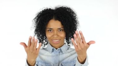 Beyaz arka planda siyah kadın davet