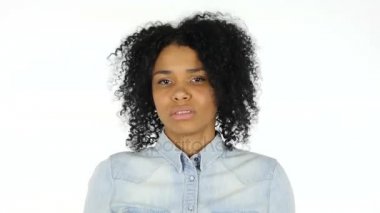 Reddetmek için No beyaz arka planda siyah kadın tarafından kafa sallayarak