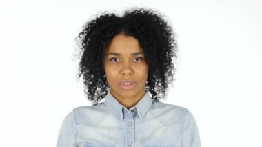 Katılıyorum, beyaz arka planda siyah kadın tarafından Evet için başını sallayarak