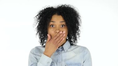 Şok, beyaz arka planda siyah kadın