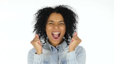 Beyaz arka planda siyah kadın hayran