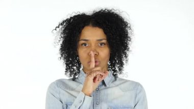 Sessizlik, siyah kadın tarafından dudaklarında parmak