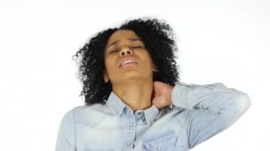 Boyun ağrısı ile siyah kadın yorgun
