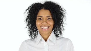 Siyah beyaz arka plan üzerinde gülümseyen