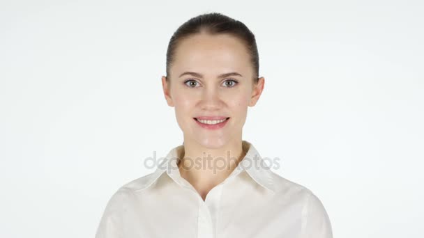 Портрет улыбающейся женщины, белый фон — стоковое видео
