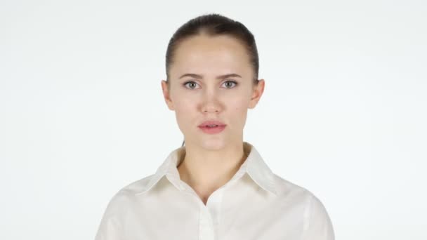 Portret van triest vrouw, witte achtergrond — Stockvideo