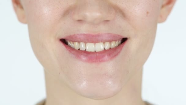 Primer plano de labios de niña sonriente — Vídeos de Stock