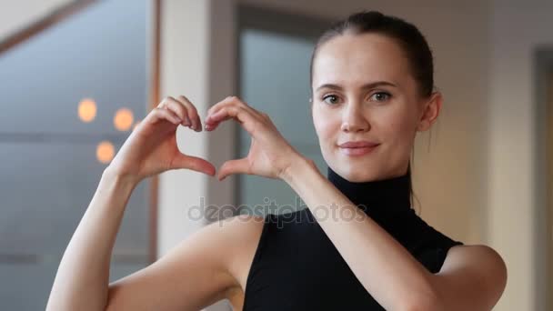 Aşık kadın kalp işareti — Stok video