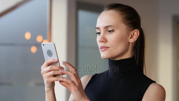 Жінка використовує смартфон, перегляд — стокове відео