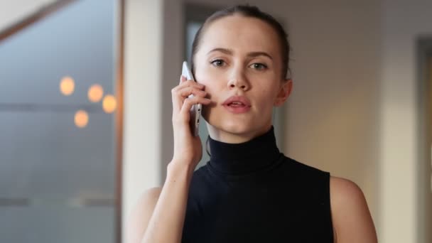 Mluví o telefonu, Žena v úřadu — Stock video