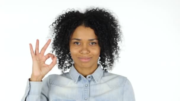 Okay Sign by Mujer Negra sobre fondo blanco — Vídeo de stock
